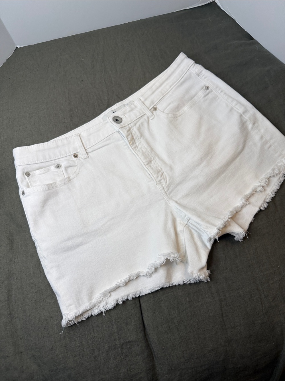 Vineyard Vines women’s White Frayed Hem Women's Denim Shorts